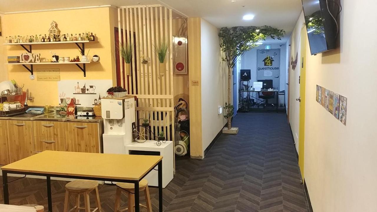 24Guesthouse Seomyeon Busan Extérieur photo