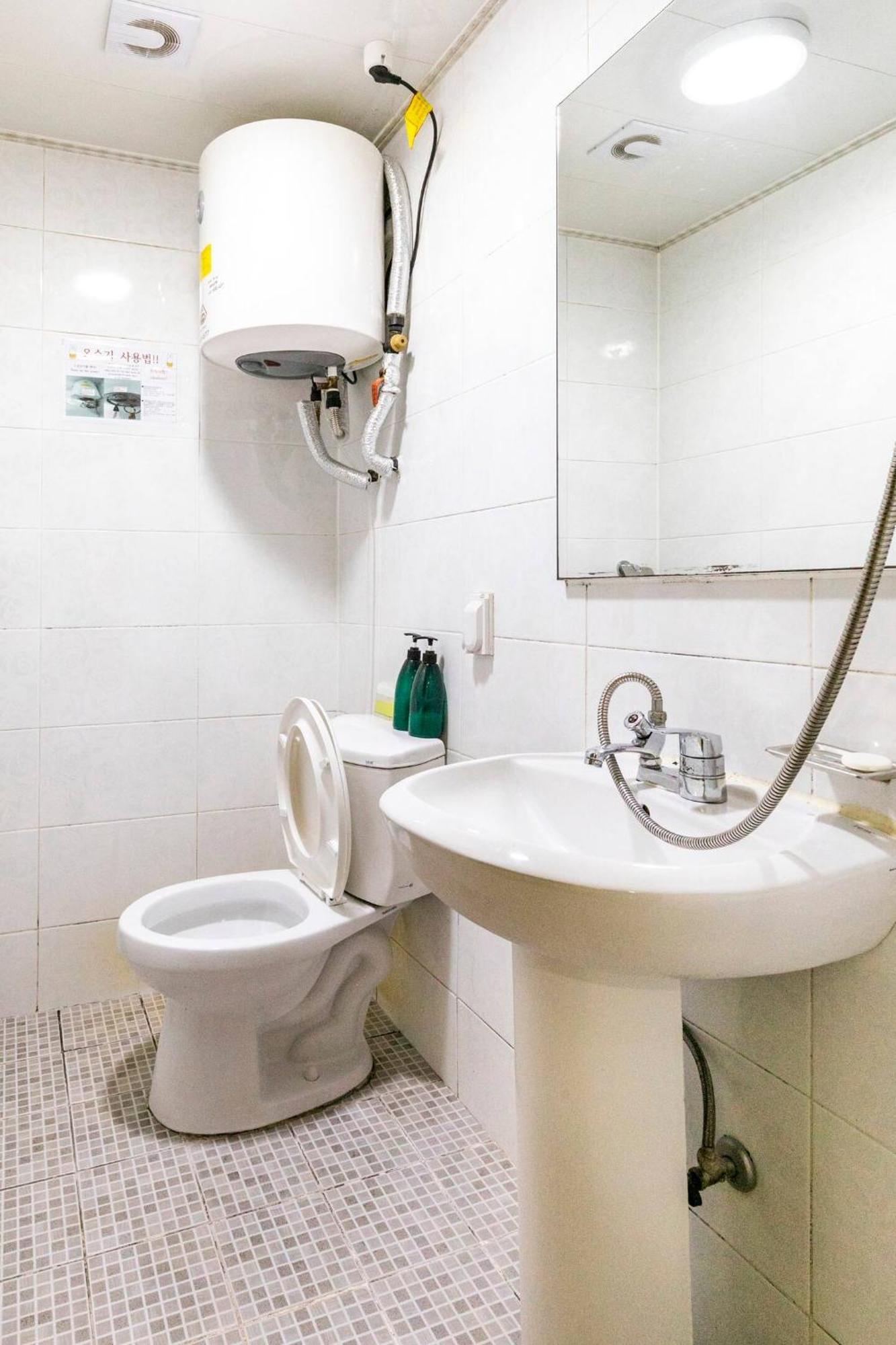 24Guesthouse Seomyeon Busan Extérieur photo