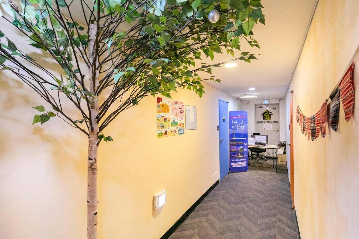 24Guesthouse Seomyeon Busan Extérieur photo